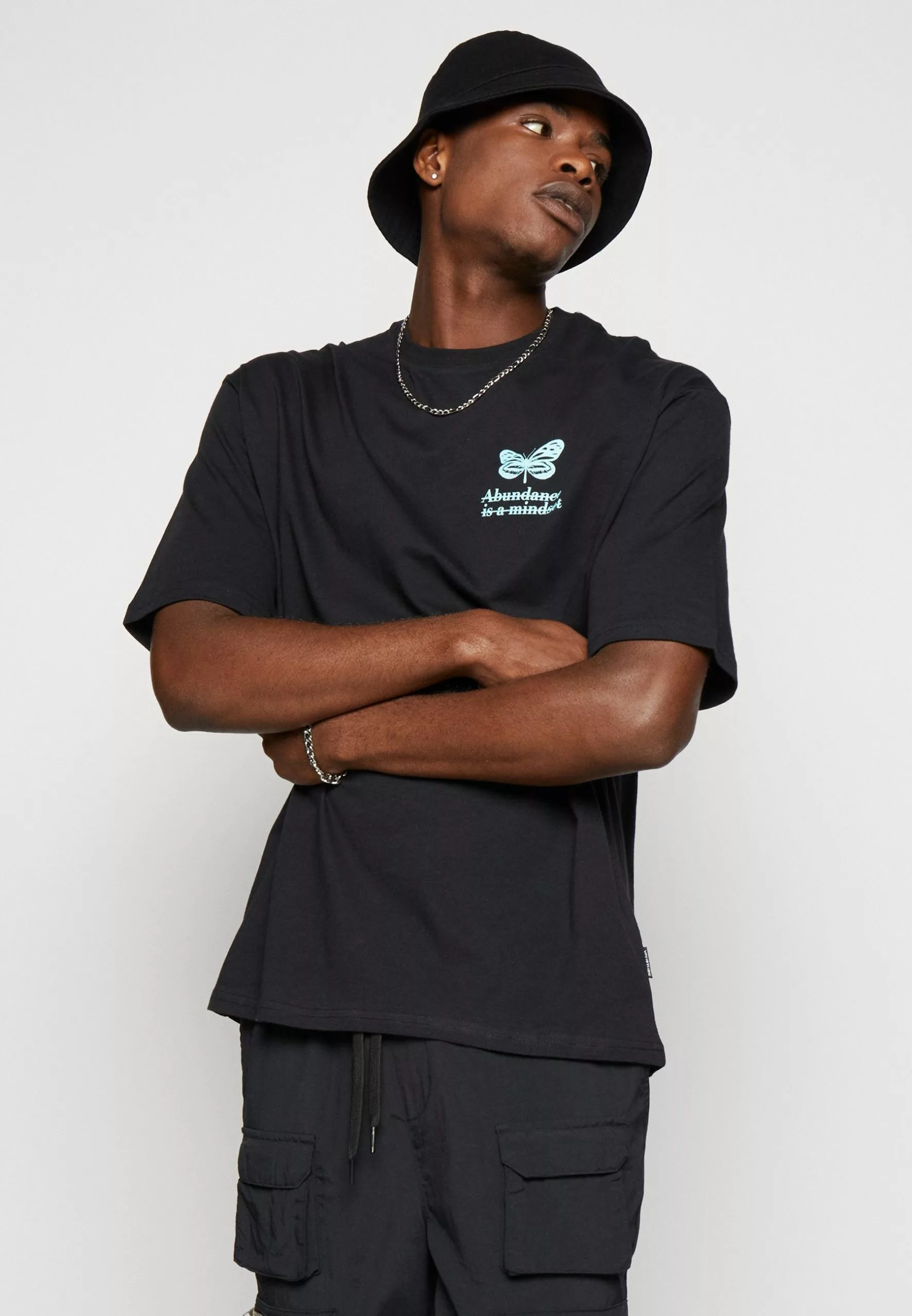 YOURTURN Chest Tee Unisex - Print T-Shirt - 802 - Black 4 YOURTURN Chest Tee Unisex - Print T-Shirt - 802 - Black - Image 4