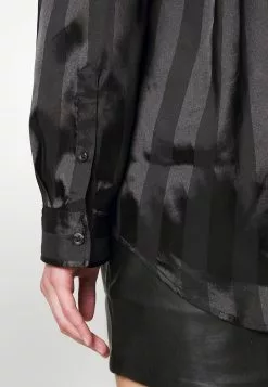 YOURTURN Festive Unisex - Shirt - Black -Yourturn Shop 3336668376054e4d9be3dadb39406a5a scaled