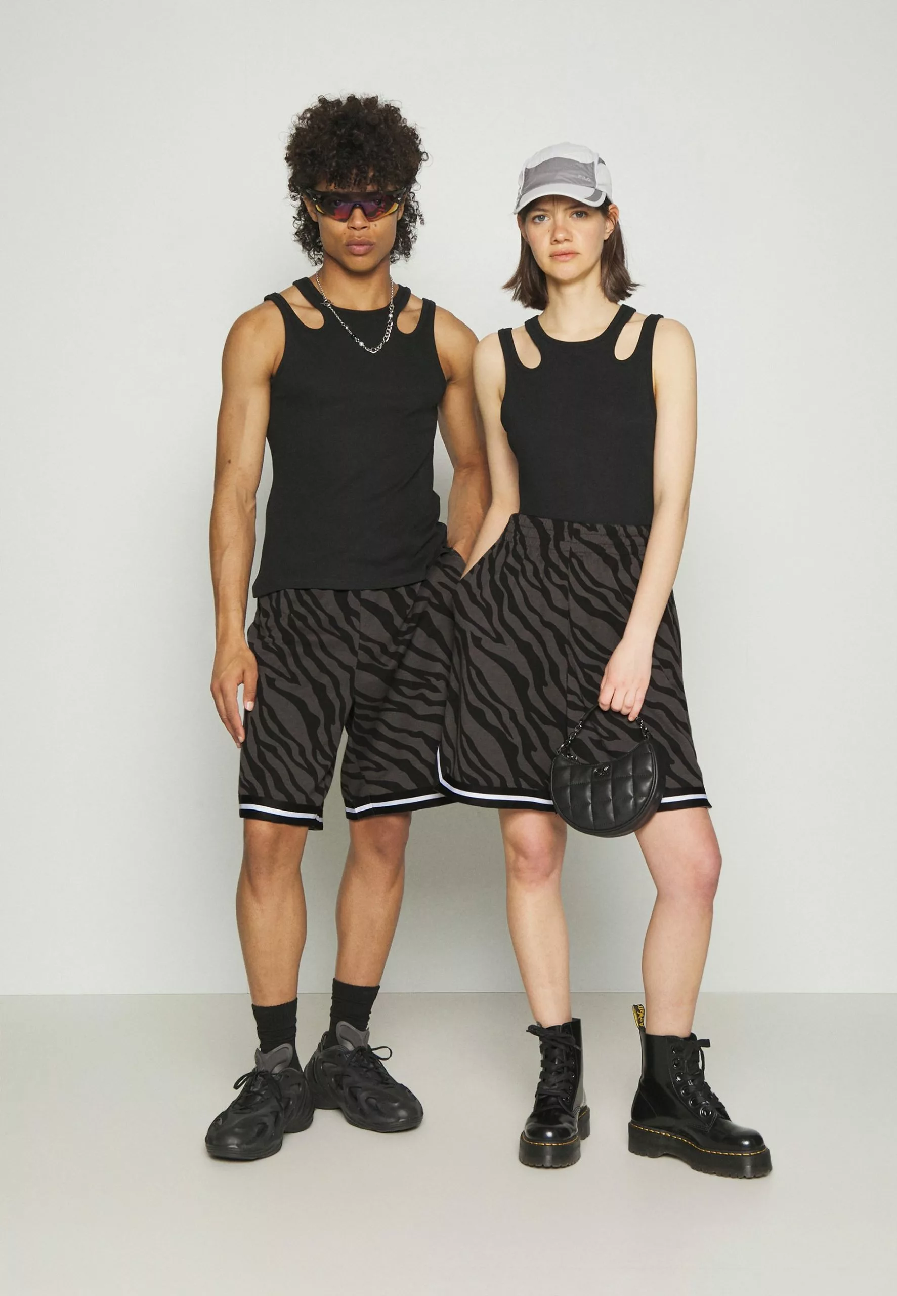 YOURTURN Unisex - Shorts - Dark Grey 2 YOURTURN Unisex - Shorts - Dark Grey - Image 2