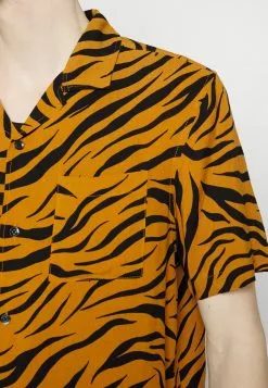 YOURTURN Genderless Resort- Shirt - Black -Yourturn Shop 5dde879b65a447d297925fb578b18a6a scaled