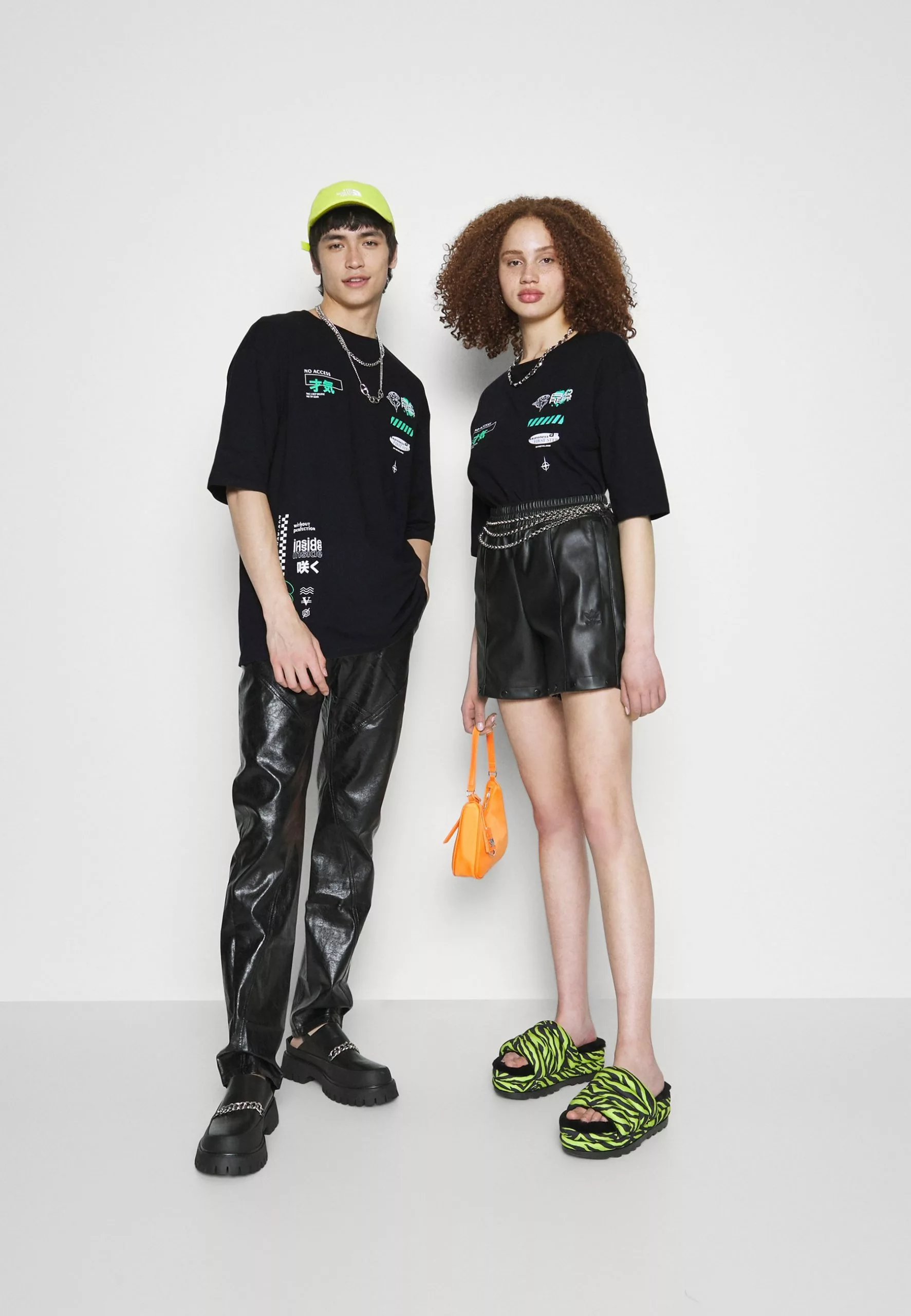 YOURTURN Unisex - Print T-Shirt - Black 2 YOURTURN Unisex - Print T-Shirt - Black - Image 2