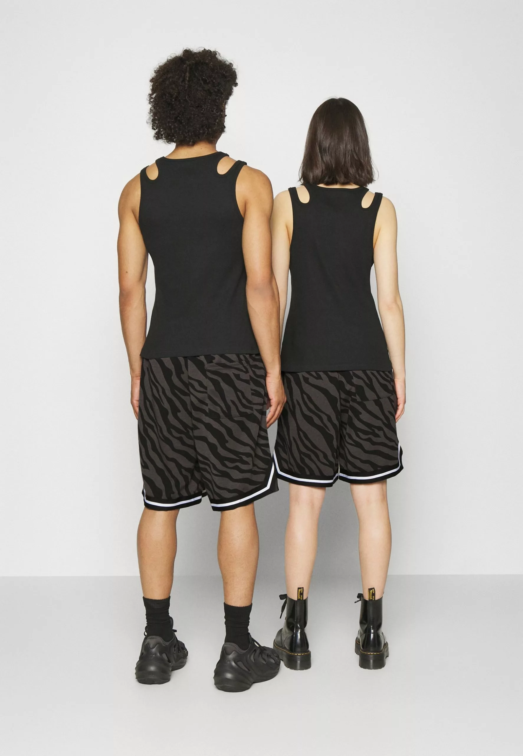 YOURTURN Unisex - Shorts - Dark Grey 3 YOURTURN Unisex - Shorts - Dark Grey - Image 3