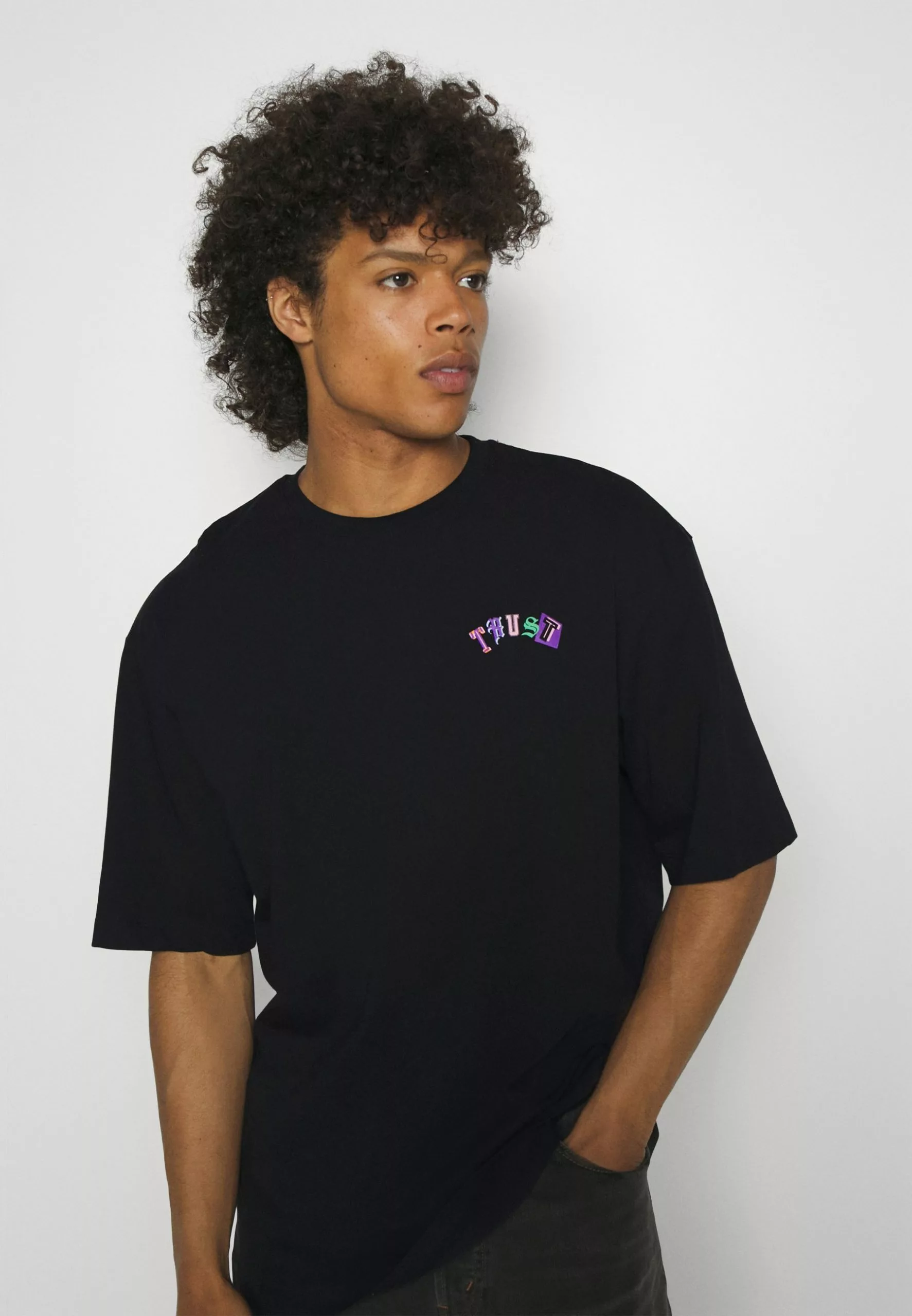 YOURTURN Unisex - Print T-Shirt - Black 4 YOURTURN Unisex - Print T-Shirt - Black - Image 4