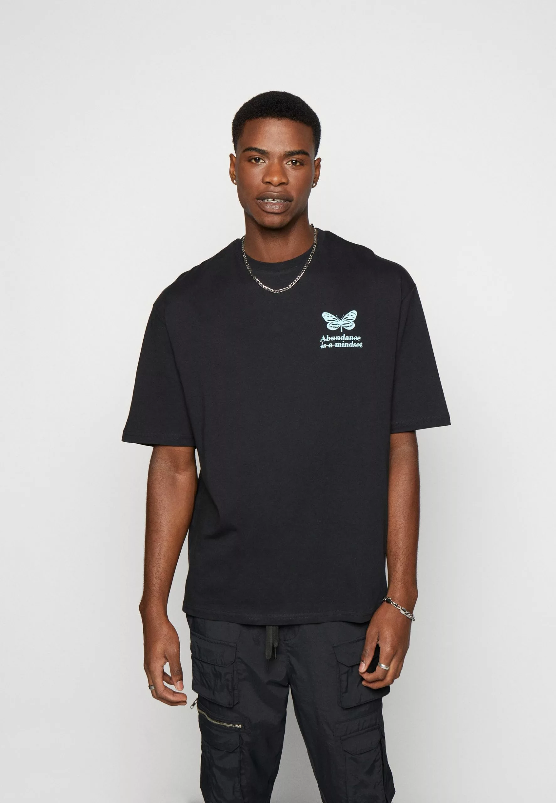 YOURTURN Chest Tee Unisex - Print T-Shirt - 802 - Black 1 YOURTURN Chest Tee Unisex - Print T-Shirt - 802 - Black